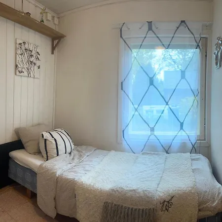 Small Wooden House 1 Km From River טורקו