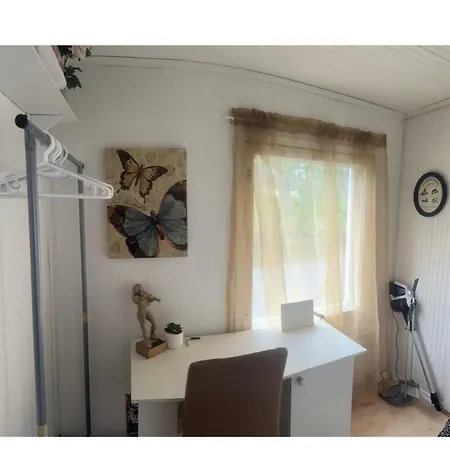 Small Wooden House 1 Km From River טורקו
